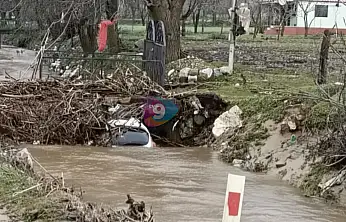 Ödemiş Subatan Yaylası'nda araç dereye uçtu