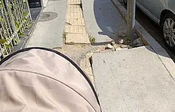 ÖDEMİŞ'TE BEBEK ARABALARI KALDIRIMLARDA İLERLEYEMİYOR