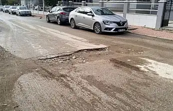 ÖDEMİŞ'TE BOZUK YOL TEPKİ ÇEKTİ: SÜRÜCÜLER ZORLANIYOR