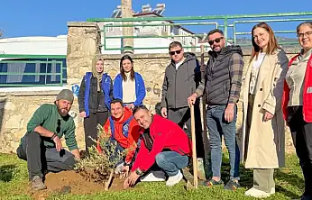 SEYYAH ÖMER VE GEZGİN NECİP BAYINDIR'DA FİDAN DİKTİ GENÇLİK MERKEZİ DESTEK VERDİ