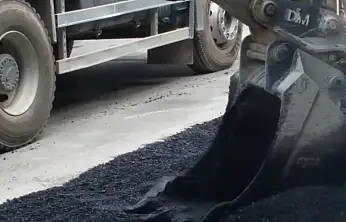 Tire'de Atatürk Caddesi'nde Asfalt Yama Çalışması