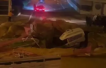 TİRE'DE OTOMOBİL AÇIK ÇUKURA DÜŞTÜ