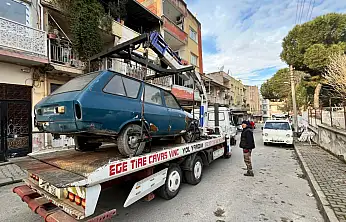 TİRE'DE TERK EDİLMİŞ ARAÇLAR TOPLANDI, YEDİEMİN OTOPARKINA ÇEKİLDİ