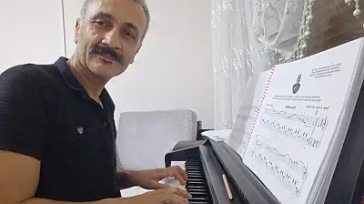 BERKANT KOŞAR, EGE'NİN YETENEKLİ SESİ OLARAK SANAT YAŞAMINI SÜRDÜRÜYOR