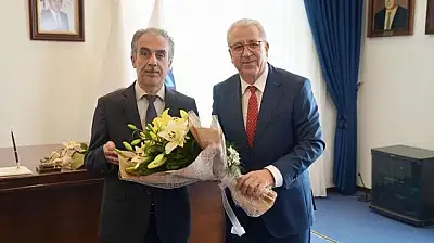 EGE ÜNİVERSİTESİ'NDE REKTÖRLÜK DEVİR TESLİMİ: KİRAZ DOĞUMLU PROF. DR. MUSA ALCI GÖREVE BAŞLADI