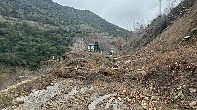 Heyelan yolu kapattı: Ekipler, seferber oldu