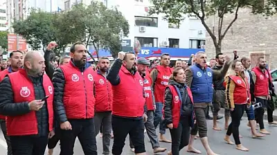 İzmir'de Maaş krizi: Çıplak Maaşa Çıplak Ayak Yürüyüşü