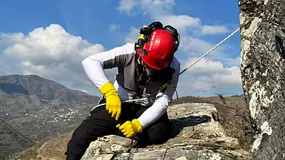 KÖYÜ TEHDİT EDEN KAYAYA TİRE BELEDİYESİ'NDEN MÜDAHALE