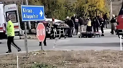 ÖDEMİŞ KAYMAKÇI'DA İKİ ARAÇ ÇARPIŞTI: 5 YARALI