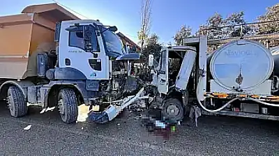 ÖDEMİŞ'TE KAMYON VE KAMYONET ÇARPIŞTI: 1 YARALI