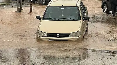 ÖDEMİŞ'TE SAĞANAK YAĞIŞ KANALI ÇÖKERTTİ: OTOMOBİL HEMZEMİNDE ÇUKURA SAPLANDI