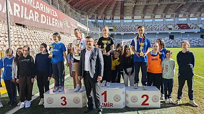 TİRE'DE KIR KOŞUSUNDA DERECEYE GİREN ÖĞRENCİLER ÖDÜLLENDİRİLDİ