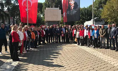 Cumhuriyet Bayramı'nda Anma Töreninde Atatürk Anıtı'na Çelenk Bırakıldı