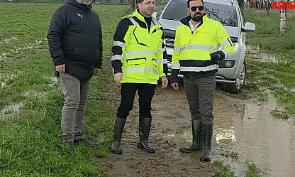 Tire'de sel incelemesinden zor anlar: Kadir Uğurlu gazeteciyi kurtardı