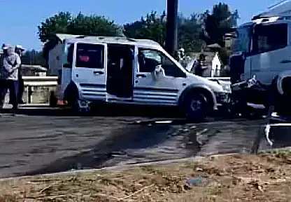 Hafif Ticari Araç Tırla Kafa Kafaya Çarpıştı