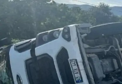 İzmir'in Kiraz İlçesinde Kamyon Devrildi: 1 Yaralı