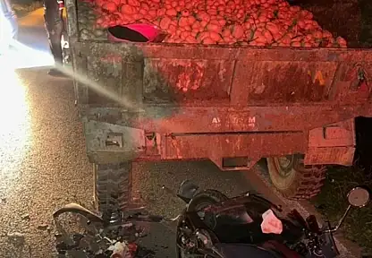 ÖDEMİŞ'TE TRAKTÖR RÖMORKUNA ÇARPAN MOTOSİKLET SÜRÜCÜSÜ AĞIR YARALANDI