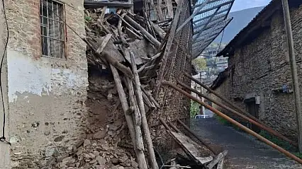 Bademli Mahallesi'nde Yıkılan Ev Yolu Kapattı: Mahalleli Bir Aydır Mağdur