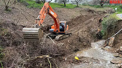 Belediye, yolun açılması için çalışmalarını sürdürüyor