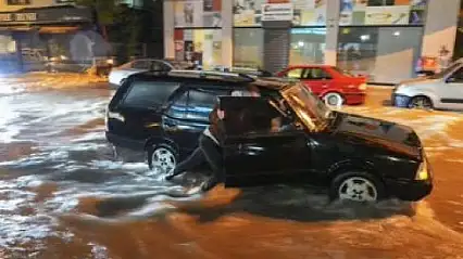 BUCA'DA SEL KABUSU: ARAÇLAR SÜRÜKLENDİ, VATANDAŞLAR CANINI ZOR KURTARDI