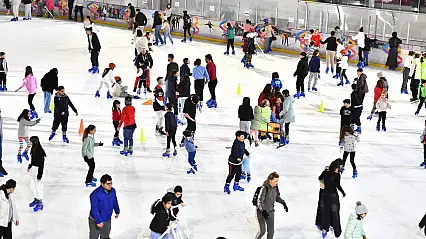 BÜYÜKŞEHİR'DEN ÖĞRENCİLERE YARIYIL TATİLİ BUZ PİSTİ HEDİYESİ