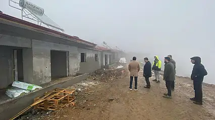 ÖDEMİŞ KAYMAKAMI YANGIN MAĞDURU MAHALLELERDE İNCELEMELERDE BULUNDU