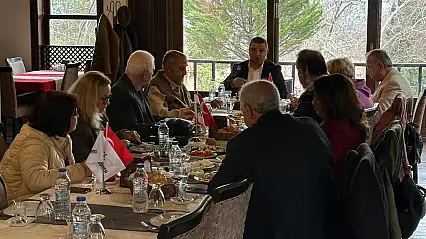 Okuroğlu edebiyatçılarla buluştu