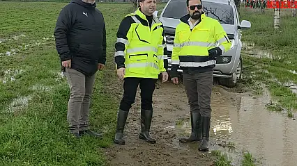 Tire'de sel incelemesinden zor anlar: Kadir Uğurlu gazeteciyi kurtardı