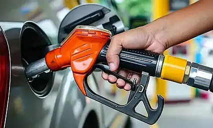 AKARYAKITA PEŞ PEŞE ZAM GELİYOR: BENZİN VE MOTORİN FİYATLARI YÜKSELİYOR