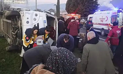 AYDIN'DA SERVİS MİNİBÜSÜ DEVRİLDİ: 16 YARALI