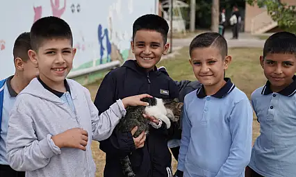 Başkan Okuroğlu miniklerle hayvan bakımevinde buluştu