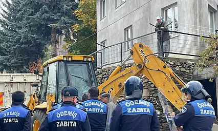 Belediyenin Onayladığı Evi Şimdi Kendisi Yıkıyor!