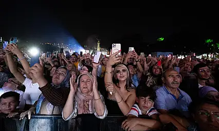 Çim Konserleri'nde Mahsun Kırmızıgül sahne aldı