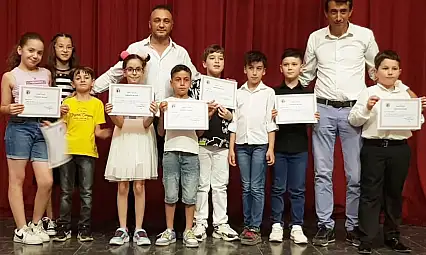 Efeler Yolu'nda Zeybek Coşkusu: Yıldızlar Ekibi'ne Teşekkür Belgesi