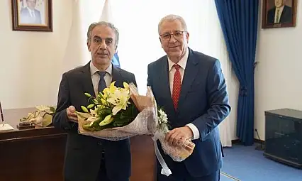 EGE ÜNİVERSİTESİ'NDE REKTÖRLÜK DEVİR TESLİMİ: KİRAZ DOĞUMLU PROF. DR. MUSA ALCI GÖREVE BAŞLADI
