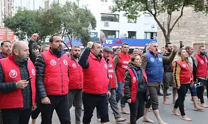 İzmir'de Maaş krizi: Çıplak Maaşa Çıplak Ayak Yürüyüşü
