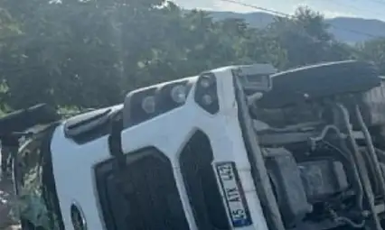 İzmir'in Kiraz İlçesinde Kamyon Devrildi: 1 Yaralı