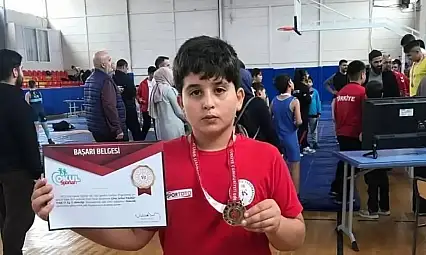 Karaburç'un Gururu: Hüseyin Arda Karadede İzmir'de İl Birincisi Oldu