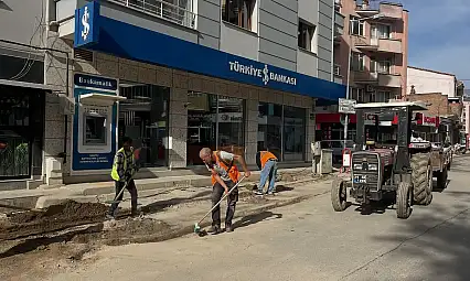 Kiraz Belediyesi'nden Cumhuriyet Mahallesi'nde Asfalt Yama Çalışması