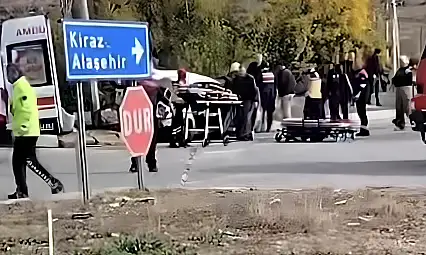 Ödemiş Kaymakçı'da İki Araç Çarpıştı: 5 Yaralı