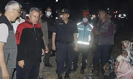 Ödemiş'te 2 Mahalle Tahliye Edildi: Yangın Yerleşim Yerlerini Geçti