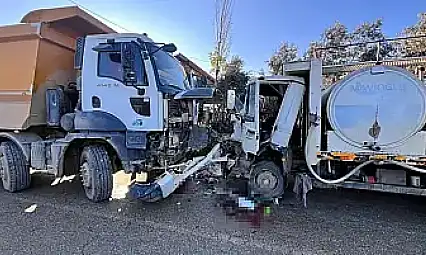 ÖDEMİŞ'TE KAMYON VE KAMYONET ÇARPIŞTI: 1 YARALI