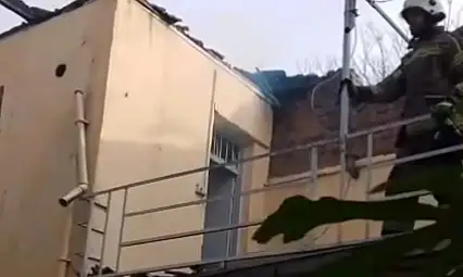 ÖDEMİŞ'TE METRUK BİNADA ÇIKAN ÇATI YANGINI KISA SÜREDE SÖNDÜRÜLDÜ