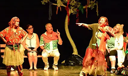 Ödemiş'te Tiyatroya Büyük İlgi: 'Aslında Hepimiz Deliyiz' Ayakta Alkışlandı