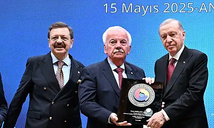 Ödemiş Ticaret Borsası Başkanı A. Latif Aka'ya Hizmet Şeref Belgesi Takdim Edildi