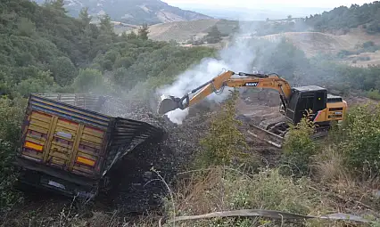 Salihli-Ödemiş Yolunda Kaza: Plastik Atık Yüklü Kamyon Devrildi, Yangın Paniği Yaşandı