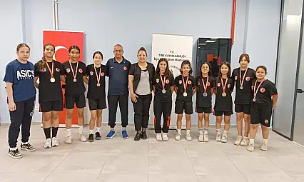 Şampiyon Güreşçilerden İlçe Milli Eğitim Müdürüne Ziyaret