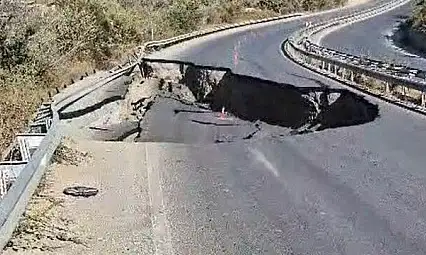 Söke-Kuşadası Yolunda Çöktü!