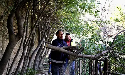 TİRE BELEDİYESİ FIRTINAYA RAĞMEN SAHADA