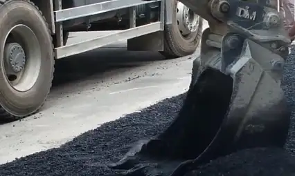 Tire'de Atatürk Caddesi'nde Asfalt Yama Çalışması